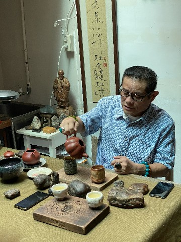 如何推廣茶文化，許效舜以正經八百口吻說著，自古流傳，石頭收藏家一定會配茶，這就是「茶石人」(台語即吵死人)的由來(照片許效舜提供)